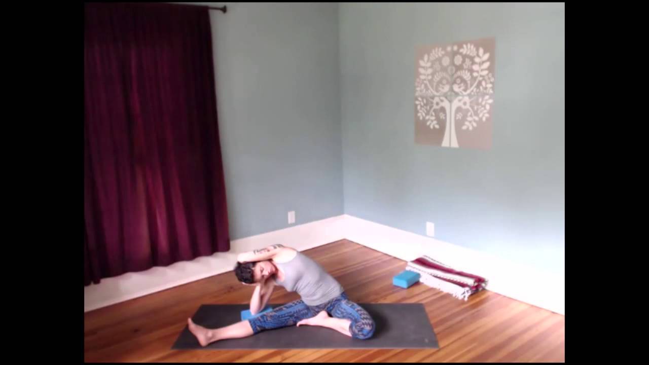 Yin Yoga side bend (parivrtta janu sirsasana)